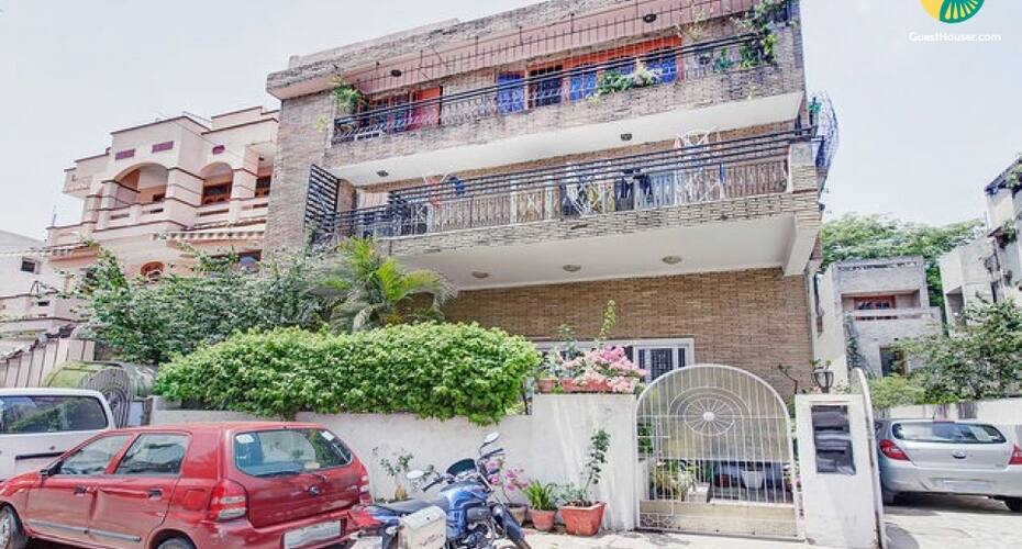 Room for 3 in a shared homestay, New Delhi 1